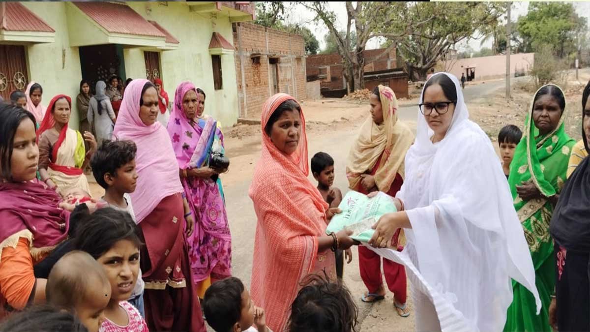 डॉ. सलीम अंसारी और इनकी पत्नी जिप सदस्य साजदा खातून को इसलिए कहा जाता है गरीबों के मसीहा